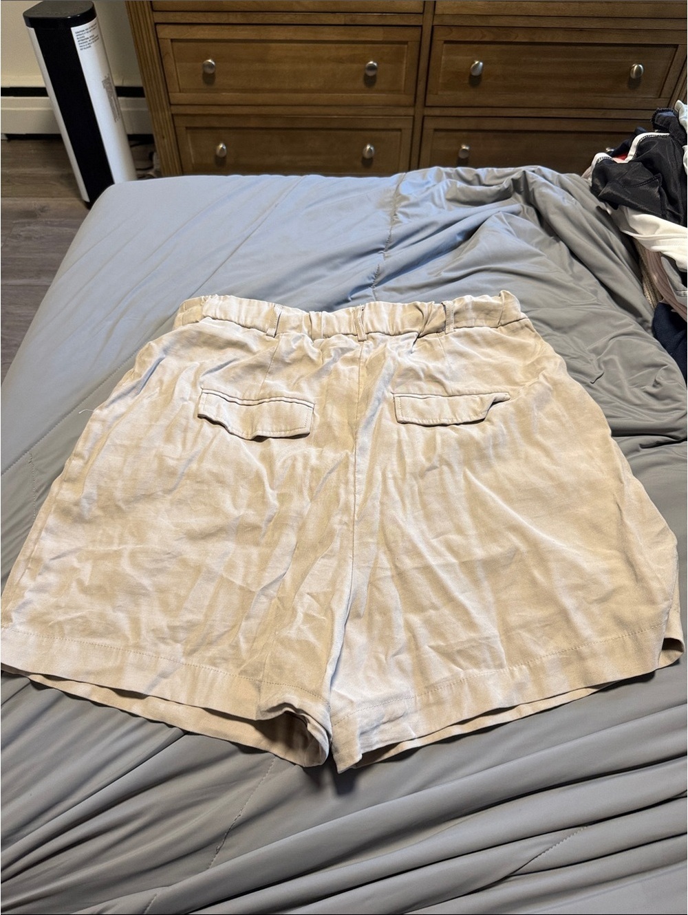Dynamite Light Beige High-Rise Pleated Women’s Shorts - Picture 2 of 2